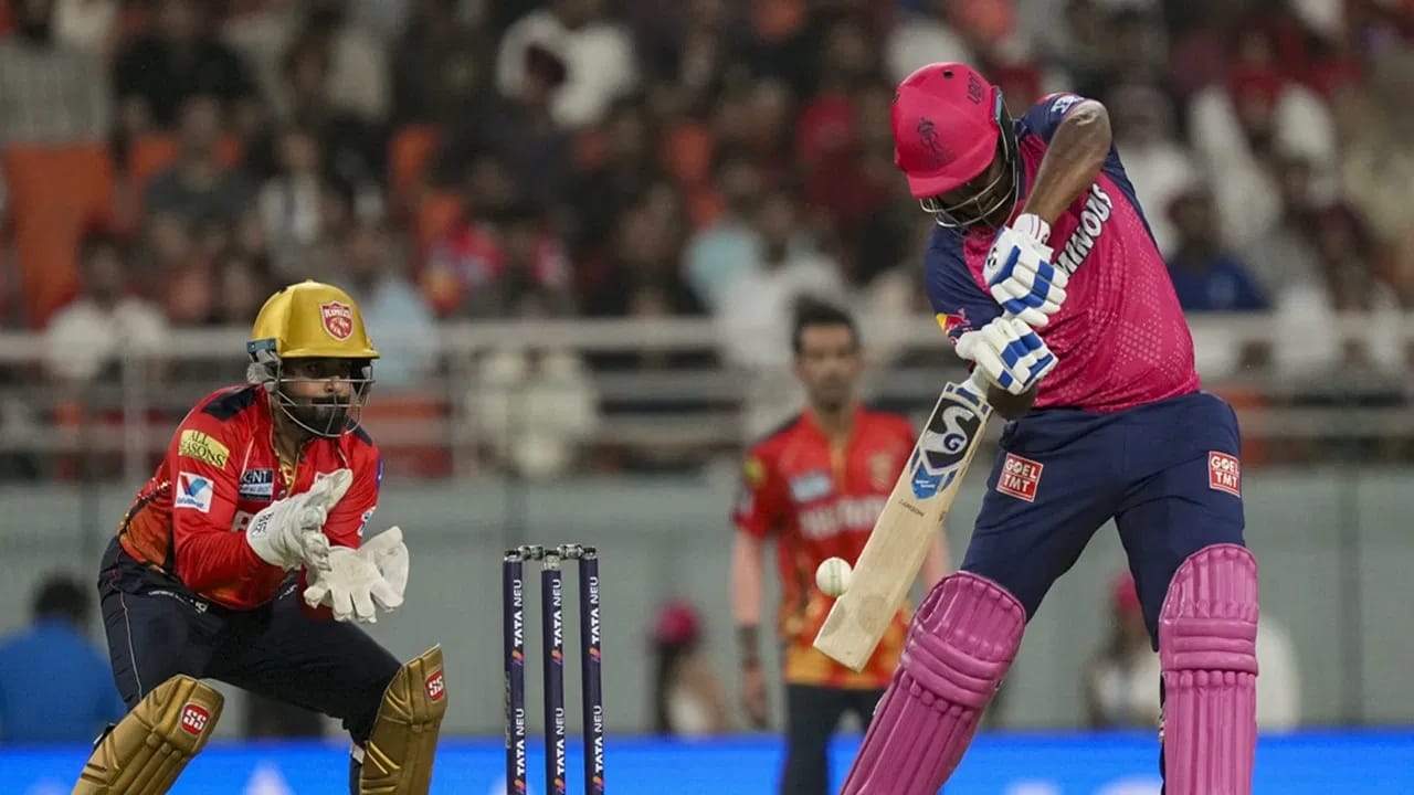 मला ट्रेडसाठी उपलब्ध ठेवावं किंवा ऑक्शनसाठी करारातून मुक्त करण्यात यावं, असं संजूने  राजस्थान रॉयल्स टीम मॅनेजमेंटला सांगितल्याचं म्हटलं जात आहे. (Photo Credit : PTI)