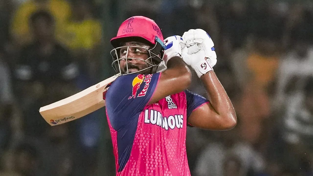 संजूने 2013 साली राजस्थानसाठी पदार्पण केलं. संजूसह तेव्हा 10 लाख रुपयात करार करणात आला. त्यानंतर 2014 आणि 2015 साली संजूच्या वेतन रक्कमेत घसघशीत वाढ करण्यात आली. संजूला एका हंगामासाठी 4 कोटी रुपये मिळाले. त्यानंतर राजस्थानने संजूसाठी 2018 ते 2021 दरम्यान प्रत्येक हंगामासाठी 8 कोटी रुपये मोजले.  त्यानंतर 2022-2024 या कालावधीसाठी संजूला 14 कोटी रुपये देण्यात आले. तर नुकत्याच पार पडलेल्या 18 व्या मोसमासाठी संजूला 18  कोटी रुपये मिळाले. (Photo Credit : PTI)