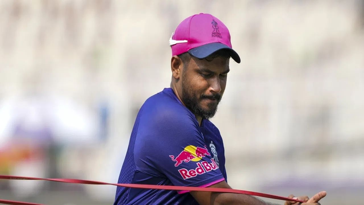 संजू सॅमसन आतापर्यंत राजस्थान रॉयल्ससाठी एक दशक अर्थात 10 वर्ष खेळला आहे. संजूची या 10 वर्षांदरम्यान आर्थिक स्थितीत चांगलीच सुधारणा झाली. संजूने या 10 वर्षांमध्ये राजस्थानकडून खेळताना 100 कोटी 10 लाख रुपये कमावले आहेत.  (Photo Credit : PTI)