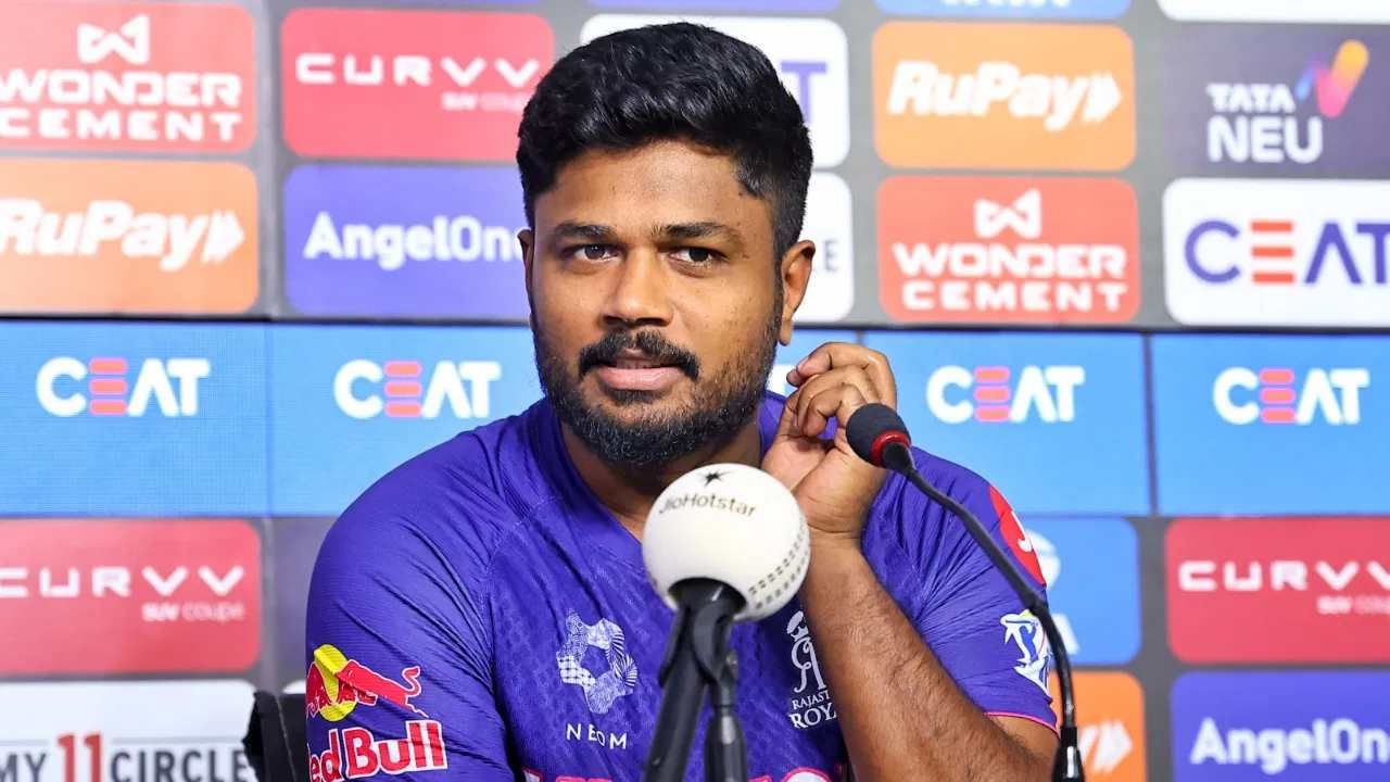 क्रिकबझने संजू सॅमसनच्या जवळच्या सूत्रांकडून मिळालेल्या माहितीच्या आधारे वृत्त दिले आहे की, संजू सॅमसनने राजस्थान रॉयल्स सोडण्याचा निर्णय घेतला आहे. सॅमसनने राजस्थान रॉयल्स व्यवस्थापनाला याबाबत औपचारिक माहिती दिली आहे. ट्रेड विंडो किंवा मिनी लिलावासाठी संघातून मुक्त होण्याची विनंती केली आहे. (Photo- PTI)