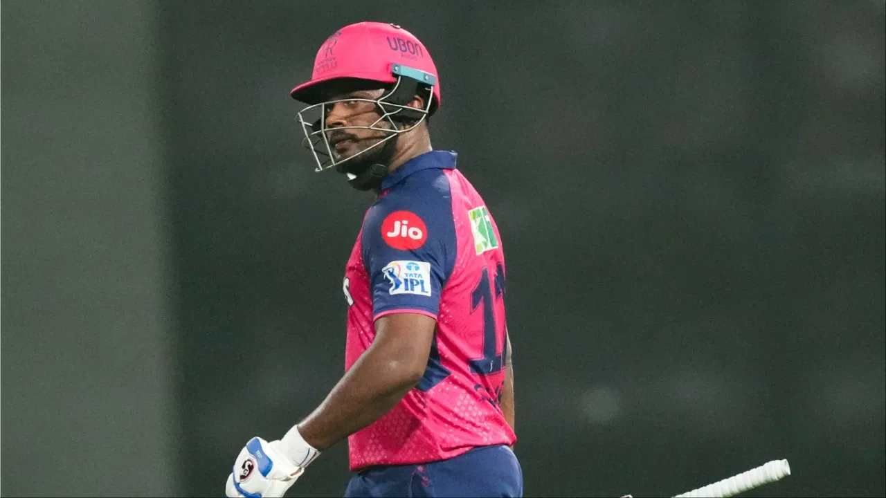 संजू सॅमसन गेल्या 8 पर्वापासून राजस्थान रॉयल्स संघाचा भाग आहे. संजूने 2013 मध्ये आयपीएलमध्ये पदार्पण केले आणि सलग तीन हंगामात संघाकडून खेळला. त्यानंतर फ्रँचायझीवर दोन वर्षांची बंदी घालण्यात आली. तेव्हा संजू 2016 आणि 2017 मध्ये दिल्ली डेअरडेव्हिल्स संघाकडून खेळला. (Photo- PTI)