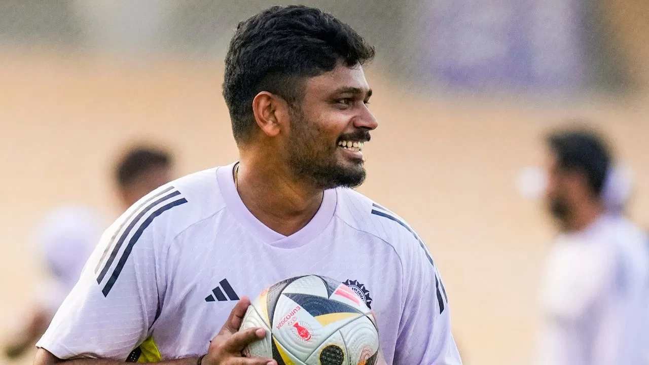 राजस्थान रॉयल्सचा कर्णधार संजू सॅमसनबाबत चर्चांना उधाण आलं आहे. गेल्या अनेक दिवसांपासून त्याच्याबाबत चर्चा होत आहे. सोशल मीडियावर सुरु असलेल्या चर्चेनुसार, संजू सॅमसन पुढील महिन्यात वेगळ्या फ्रेंचायझीकडून खेळताना दिसू शकतो. (Photo- PTI)