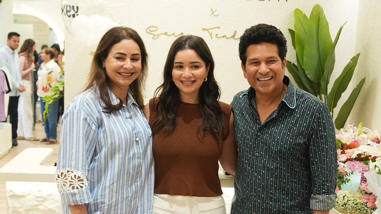 सचिन तेंडुलकरने सोशल मीडियावर साराच्या नव्या प्रकल्पाच्या उद्घाटनाचे अनेक फोटो शेअर केले. या खास प्रसंगी संपूर्ण तेंडुलकर आणि कुटुंब उपस्थित होते. मात्र, या फोटोंमध्ये साराचा भाऊ अर्जुन दिसला नाही. मात्र, अर्जुनची होणारी पत्नी सानिया चंडोक या कार्यक्रमाला उपस्थित होती.