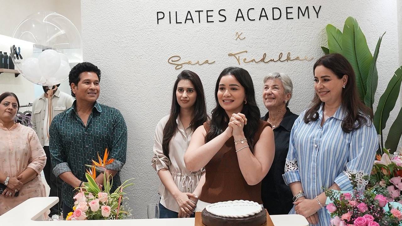 सचिनने त्याच्या सोशल मीडिया अकाऊंटवर लेकीचे फोटो शेअर करत, एक पालक म्हणून तुम्ही नेहमीच अशी अपेक्षा करता की तुमची मुले त्यांना खरोखर आवडणारे काहीतरी करतील. सारा तेंडुलकरला पिलेट्स स्टुडिओ सुरू करताना पाहणे हा असा एक क्षण आहे जो आमचे हृदय आनंदाने भरून टाकेल. तिने तिच्या कठोर परिश्रमाने आणि विश्वासाने हा प्रवास सुरु केला आहे या आशयाचे कॅप्शन दिले आहे.