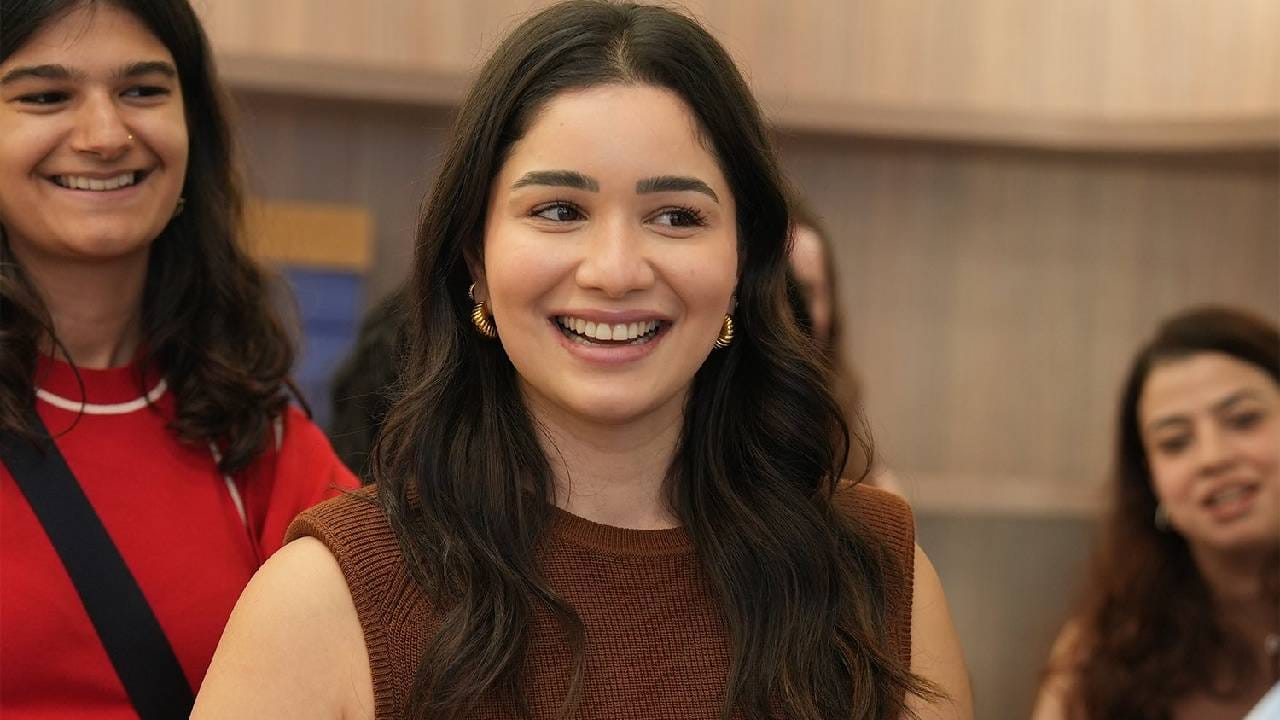 मास्टर ब्लास्टरने शुक्रवारी जाहीर केले की सारा तेंडुलकरने मुंबईत तिचा पिलेट्स स्टुडिओ सुरू केला आहे. आपल्या मुलीने उचललेल्या या पाऊलानंतर सचिन फार आनंदी झाला आहे. सचिनने कठोर परिश्रम करुन आतापर्यंत सर्व काही मिळवले आहे. आता सारा देखील नव्या प्रवासाला सुरुवात करत आहे हे पाहून सचिन भावूक झाला आहे. त्याने सोशल मीडियावर लेकीसाठी खास पोस्ट लिहिली आहे.