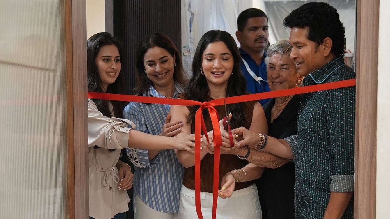 गेल्या आठवड्यात अर्जुन तेंडुलकरने अत्यंच खासगी पद्धतीने साखरपुडा करत नव्या प्रवासाला सुरुवात केली. अर्जुनने कंपनी मिस्टर पॉज पेट स्पा अँड स्टोअर एलएलपीच्या नामांकित भागीदार आणि संचालक सानिया चंडोकशी सगाई केली. ती मुंबईतील उद्योगपती रवी घई यांची नात आहेत. त्यानंतर आता साराने देखील नवीन प्रवासाला सुरुवात केली आहे.