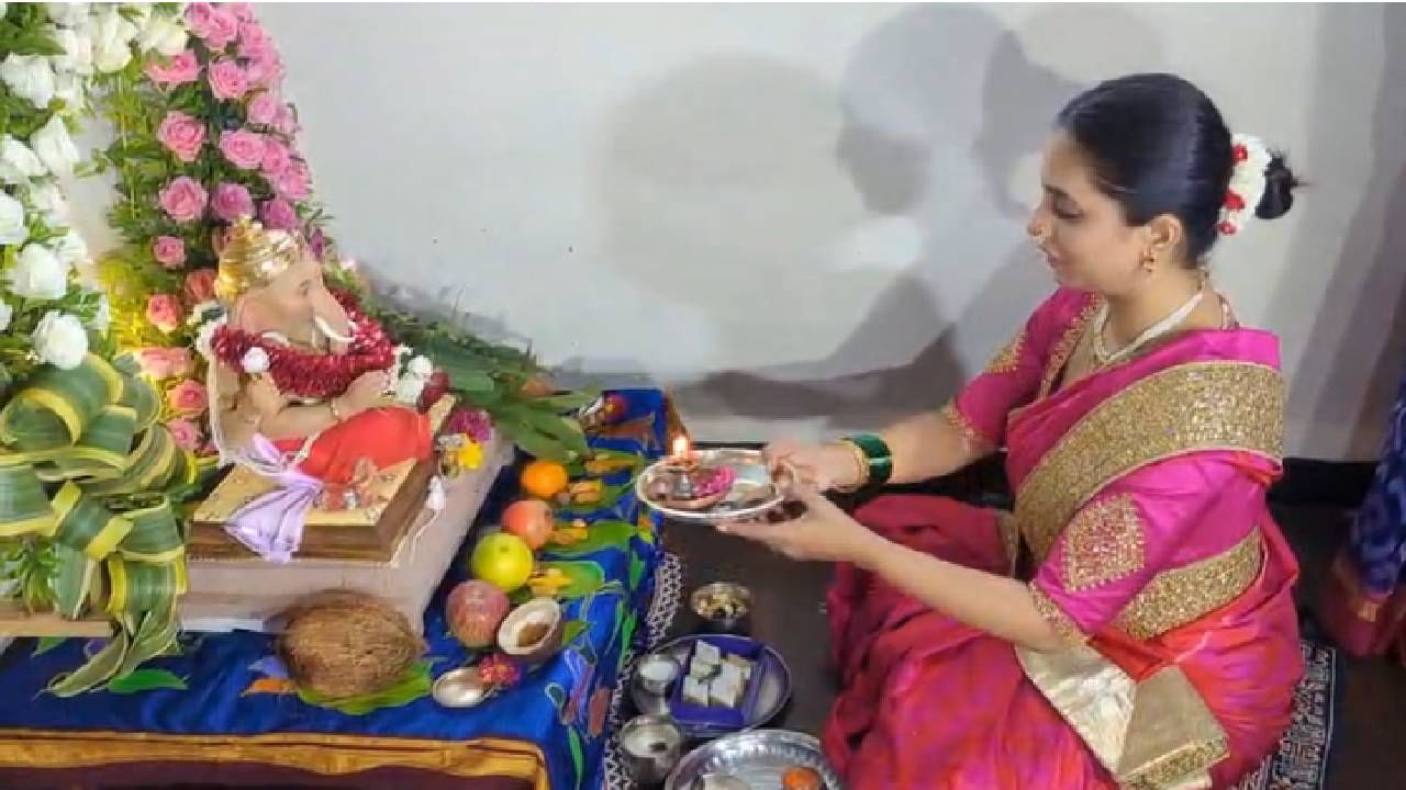 अभिनेत्री सायली संजीवने बाप्पाचे स्वागत केले आहे. तिने बाप्पासाठी सुंदर सजावट केली आहे.