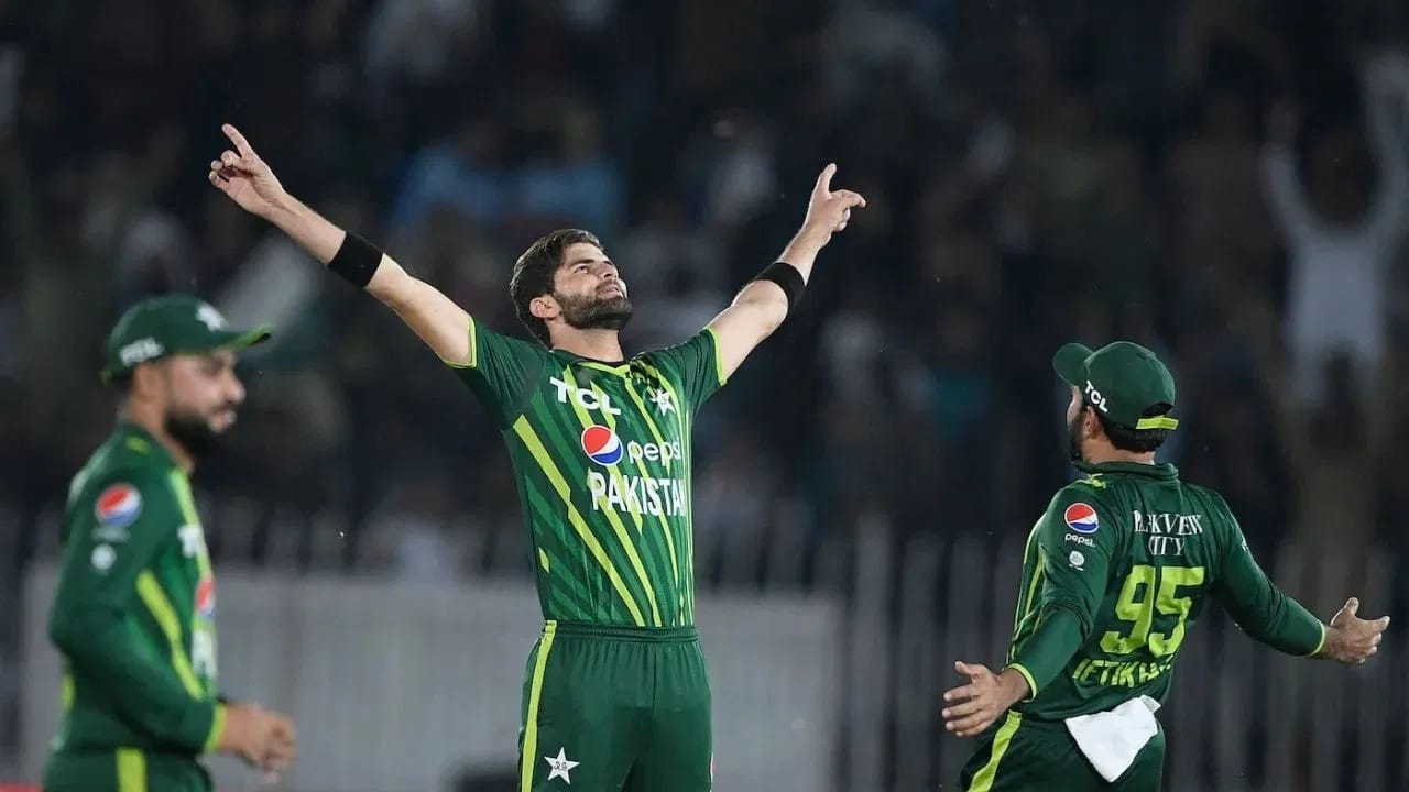 पाकिस्तानचा वेगवान गोलंदाज शाहीन अफ्रिदी याचं विंडीज विरूद्धच्या मालिकेतून टी 20i संघात कमबॅक झालं. शाहीनच्या या मालिकेतील कामगिरीच्या जोरावर त्याला आशिया कप स्पर्धेसाठी संधी द्यायची की नाही? हे निश्चित केलं जाऊ शकतं. (Photo Credit : AFP)