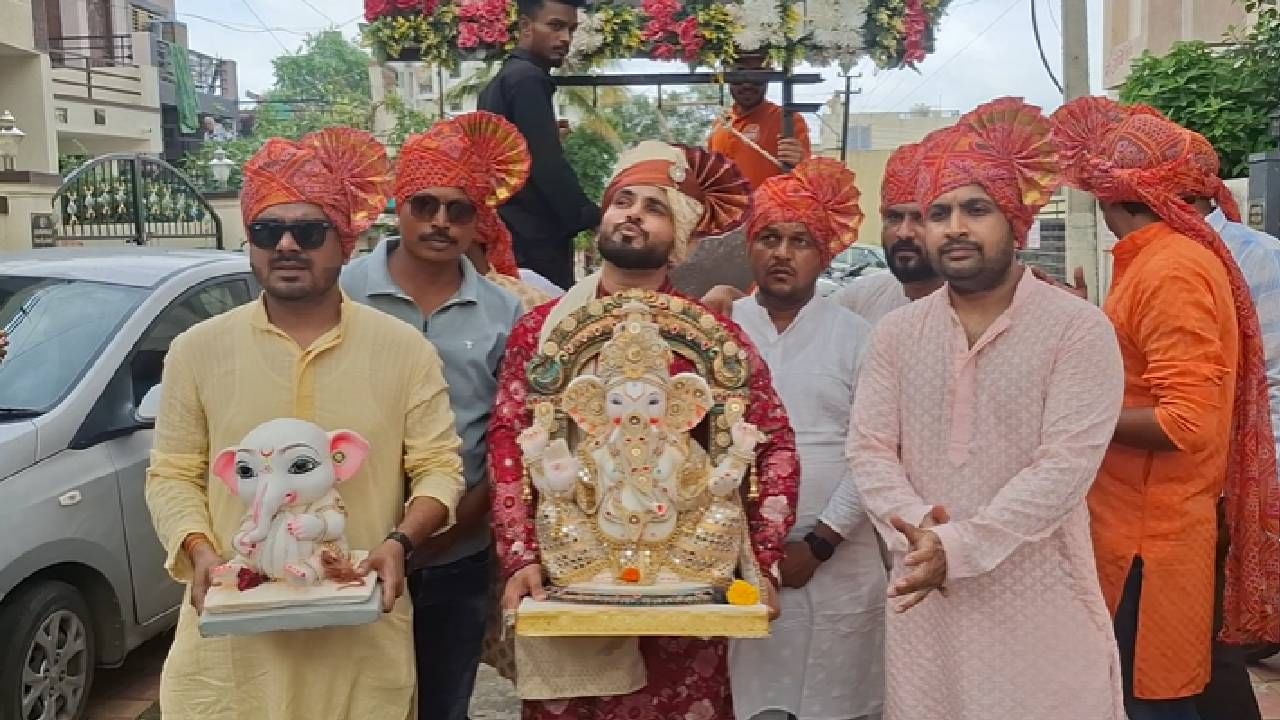 मराठी बिग बॉस विजेता अभिनेता शिव ठाकरेच्या घरी वाजत गाजत आले गणपती बाप्पा. कमरेला ढोल बांधत शिव ठाकरे याने वाजवला ढोल यावेळी शिव ठाकरे याने आपल्या 75 वर्षाच्या आजी सोबत ढोल ताशाच्या तालावर ठेका धरला..