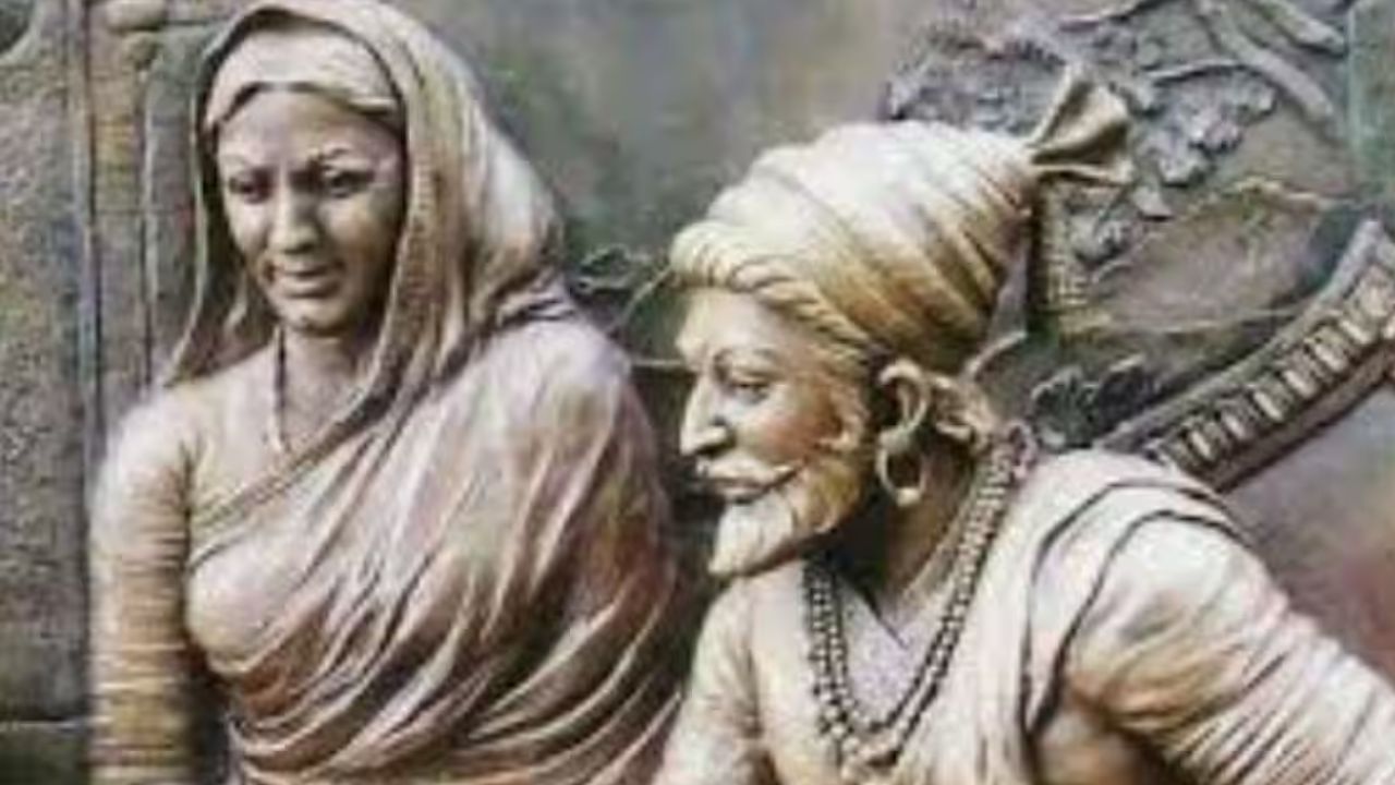 माता जिजाई आणि दादोजी कोंडदेव यांच्या मार्गदर्शनाखाली शिवरायांचे बालपण गेले. त्यांनी बालपणात रामायण आणि महाभारताच्या कथा ऐकल्या, तसेच शस्त्रे चालवण्याचे शिक्षण घेतले.