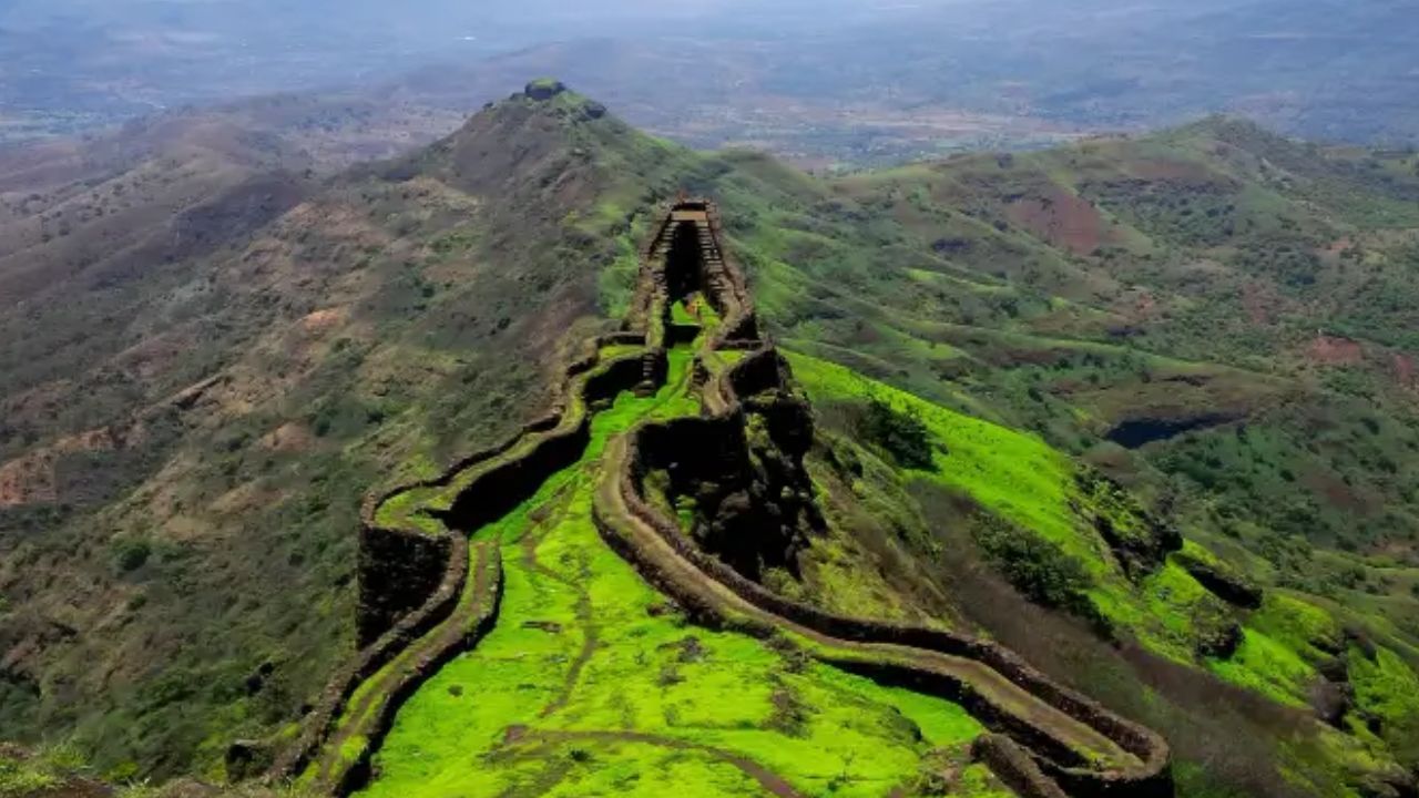 शिवरायांनी जिंकलेला पहिला किल्ला तोरणा किल्ला होता. 1647 मध्ये त्यांनी हा किल्ला ताब्यात घेतला होता. या किल्ल्याला प्रचंडगड असेही म्हणतात. या विजयामुळे स्वराज्याचे तोरण बांधले गेले आणि मराठा साम्राज्याचा पाया रचला गेला.