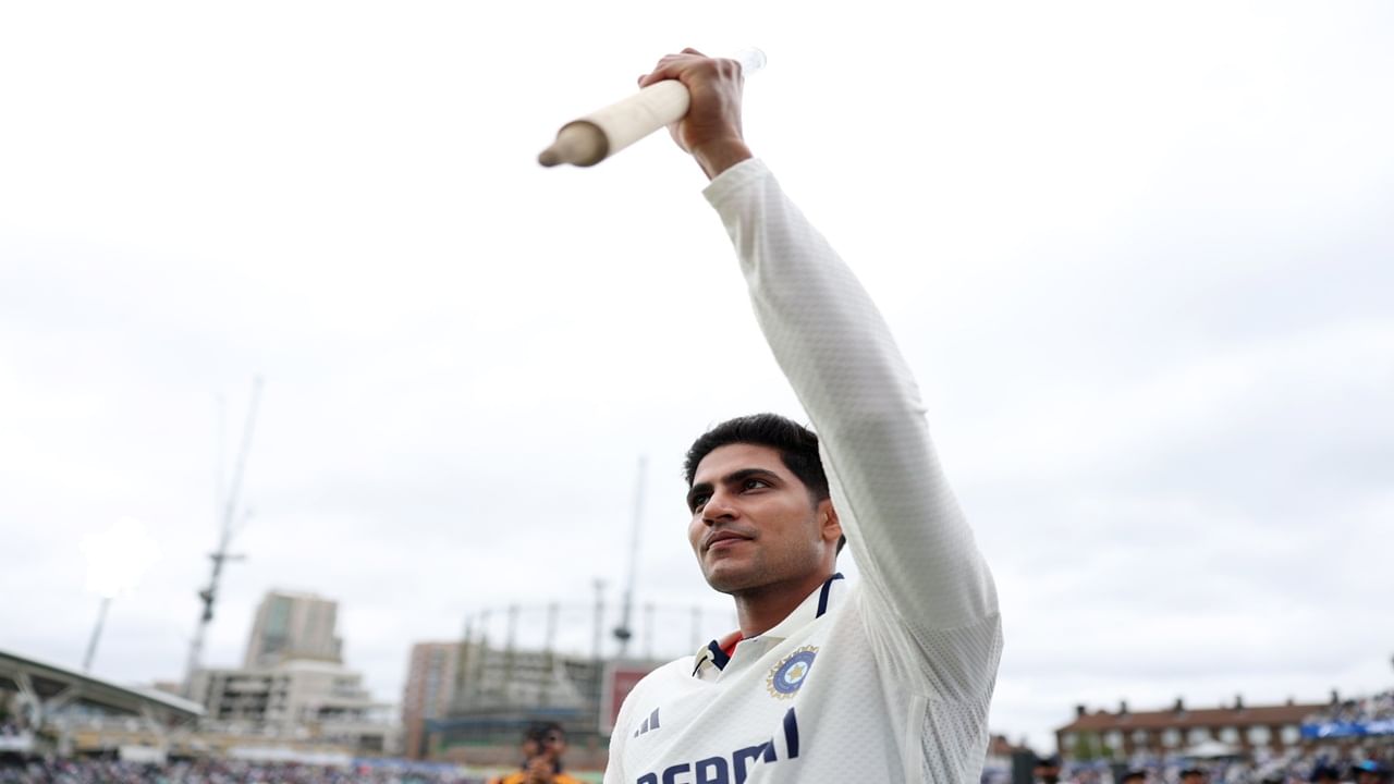 शुबमनने केलेल्या या कामगिरीसाठी आयसीसीने त्याचा जुलै महिन्यातील प्लेअर ऑफ द मंथ पुरस्कारने सन्मान केला.  शुबमन यासह सर्वाधिक 4 वेळा आयसीसीचा हा पुरस्कार जिंकणारा पहिलाच खेळाडू ठरला. (Photo Credit : Shubman Gill X Account)