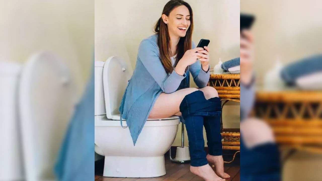 आतापर्यंत बद्धकोष्ठता किंवा शौचासाठी जोर लावल्याने मूळव्याधीसारख्या तक्रारी होत होत्या. याशिवाय गरोदर महिलांना, सतत खोकला किंवा कफ असणाऱ्यांना आणि वृद्धांमध्येही मूळव्याधीची समस्या जास्त दिसून येत होती. पण गेल्या काही वर्षांत असे दिसून आले आहे की, जे लोक कमोडवर बसून मोबाईलचा जास्त वापर करतात, त्यांनाही मूळव्याधीची तक्रार होत आहे.