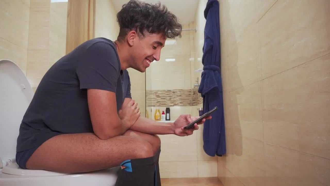 जर तुम्ही नेहमी मोबाईल फोन वापरत असाल आणि टॉयलेटमध्येही तो सोबत घेऊन जात असाल, तर लक्षात ठेवा की यामुळे तुमच्या आरोग्याला खूप नुकसान होत आहे. जेव्हा तुम्ही असे करता, तेव्हा तुम्ही बाथरूममधून अनेक जंतू मोबाईलवर घेऊन बाहेर येता. त्यामुळे तुम्हाला अतिसार, आतड्यांचे आजार आणि मूत्रमार्गाचा संसर्ग होऊ शकतो. शिवाय, हे जंतू इतरांनाही संसर्गित करू शकतात.