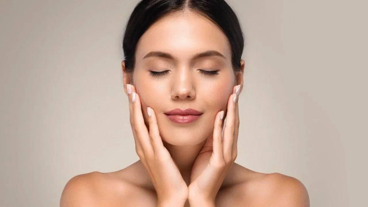 जर तुम्ही रात्री झोपण्यापूर्वी मलाई आणि तूप वापरले तर सकाळी तुमची त्वचा मॉइश्चरायझ होते. मुळात म्हणजे दोन्ही तुमच्या त्वचेसाठी फायदेशीर आहे.