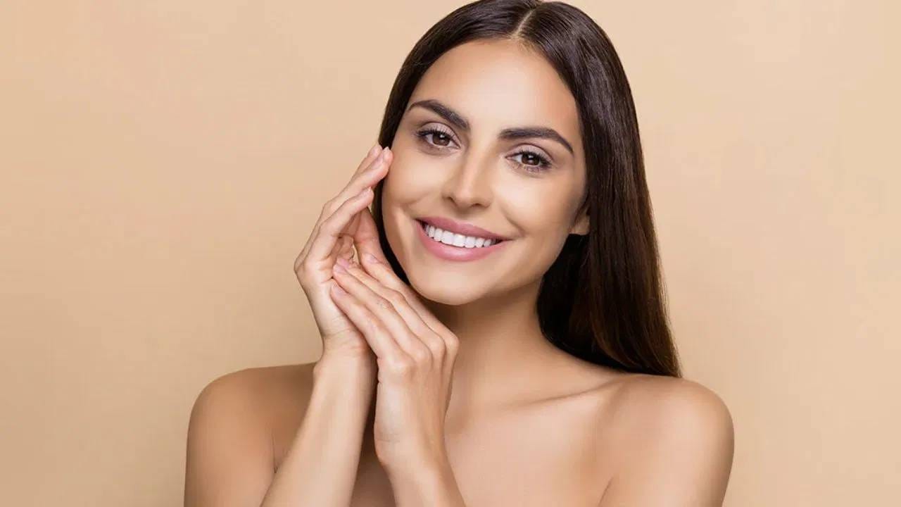 तुपाबद्दल बोलायचे झाले तर त्यात जीवनसत्त्वे अ, ड, ई आणि के, तसेच निरोगी चरबी आणि ब्युटीरिक अॅसिड असते.जे आपल्या त्वचेसाठी फायदेशीर आहे.