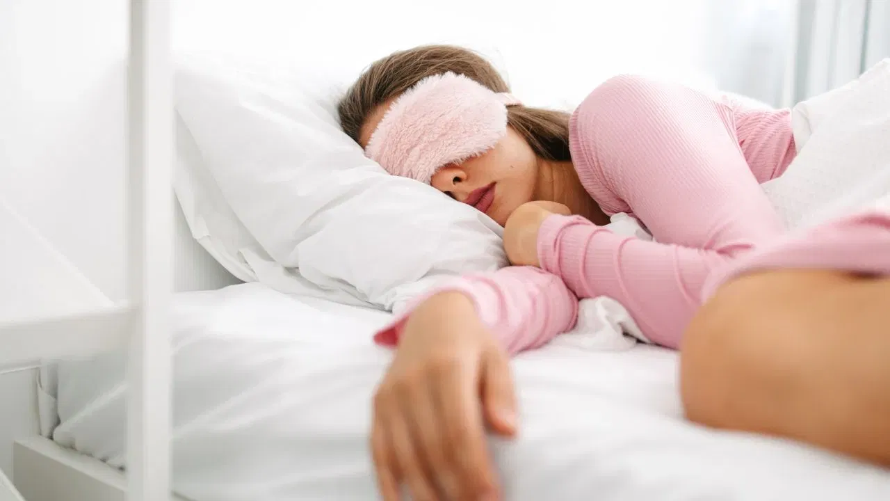 स्वप्नात गणपती उभे असलेला पाहणे अत्यंत शुभ मानले जाते. हे तुमच्या जीवनात नवीन सुरुवात होणार असल्याचे संकेत आहे. यामुळे तुम्हाला लवकरच एखादे नवीन कार्य, नोकरी किंवा व्यवसायात यश मिळणार आहे. हे तुमच्या जीवनातील प्रगती आणि विकासाचे प्रतीक आहे.