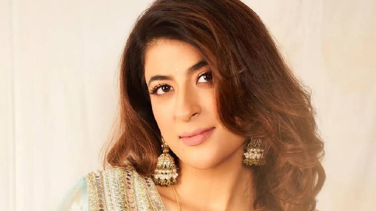 अभिनेता आयुषमान खुरानाची पत्नी ताहिरा कश्यपला सात वर्षांनंतर पुन्हा एकदा ब्रेस्ट कॅन्सर झाला आहे. याबद्दलची माहिती तिने सोशल मीडियावरील पोस्टद्वारे दिली होती. 2018 मध्ये ताहिराला पहिल्यांचा कॅन्सरचं निदान झाल होतं. ही झुंज यशस्वी झाल्यानंतर आता एप्रिल 2025 मध्ये पुन्हा तिला कॅन्सर झाला आहे. 
