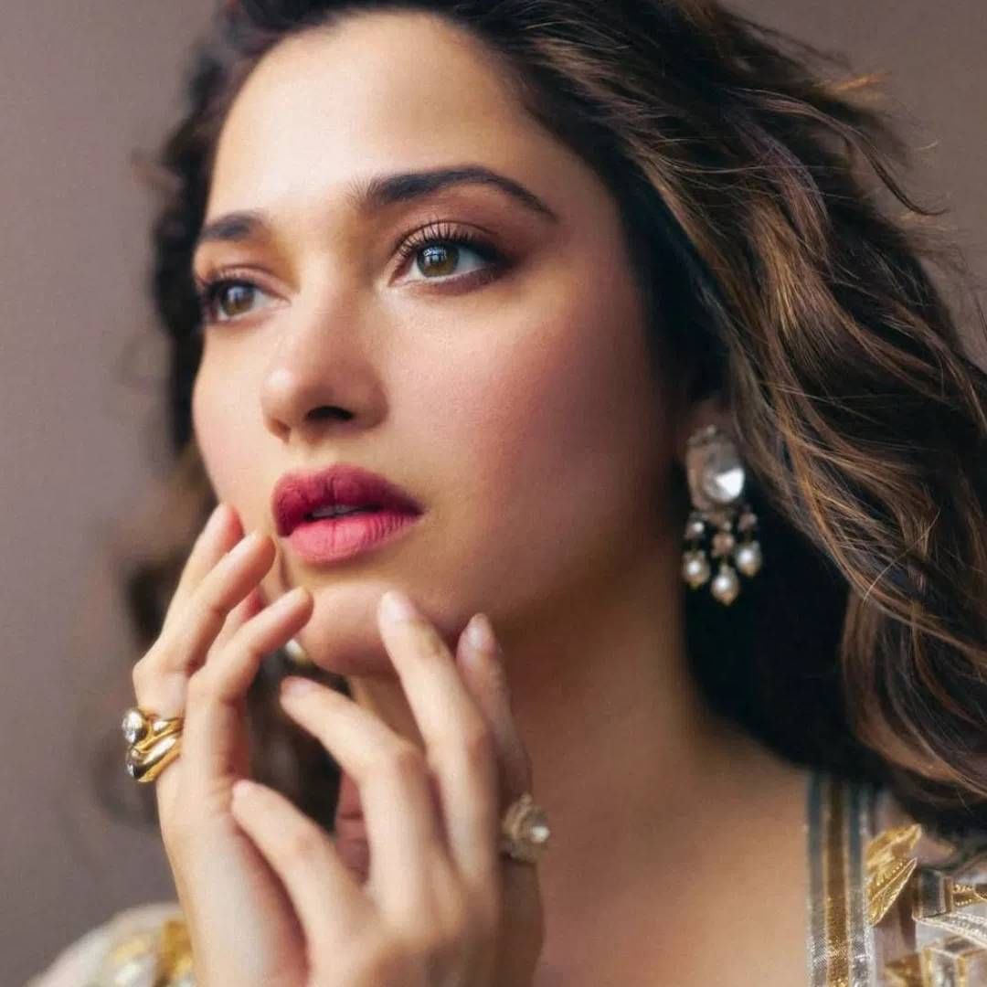 अभिनेत्रीने एक किस्सा सांगितला. एकवेळ ती घरात बसलेली. तिने कोणताही मेकअप केला नव्हता. तिच्या चेहऱ्यावर एक पिंपल होता. त्यावेळी कुत्रा फिरवायला आलेल्या एका माणसाने तिला म्हटलं, तुमच्या चेहऱ्यावर सुद्धा पिंपल येतात का?. त्यावर तिने हसून उत्तर दिलं, भरपूर सारे असतात. 