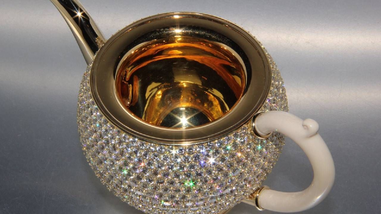 ज्या चहाच्या भांड्याबद्दल आपण इथे बोलत आहोत, त्याचं नाव आहे “The Egoist”. या सर्वात महागड्या चहाच्या भांड्याची किंमत 3,000,000 अमेरिकी डॉलर आहे. जर सध्याच्या बाजारमूल्याप्रमाणे पाहिलं, तर द इगोइस्टची किंमत सुमारे 25 कोटी रुपये आहे. या किंमतीत तुम्ही मुंबईत ४-५ फ्लॅट नक्कीच खरेदी करु शकता.