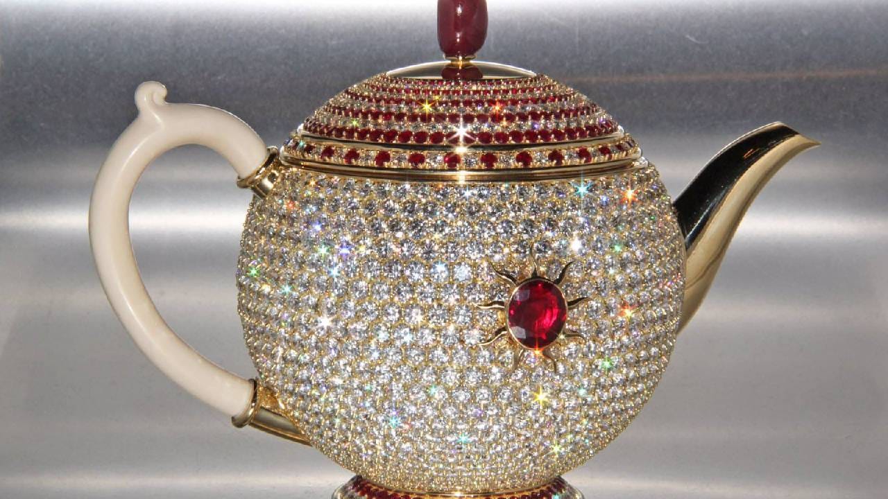 या भांड्याला आणखी अनोखं बनवण्यासाठी त्यात हस्तिदंताचा वापर करण्यात आला आहे. या भांड्याचं हँडल हस्तिदंतापासून बनवलेलं आहे. इगोइस्ट हे जगातील दोन मौल्यवान धातूंनी – सोनं आणि चांदीने बनवलेलं आहे. इतकंच नाही, तर संपूर्ण भांड्यावर 1658 चमकदार हिरे जडवलेले आहेत. चहाच्या भांड्याच्या झाकणावर थायलंड आणि बर्मातून खास आयात केलेले 386 माणिक जडवलेले आहेत.