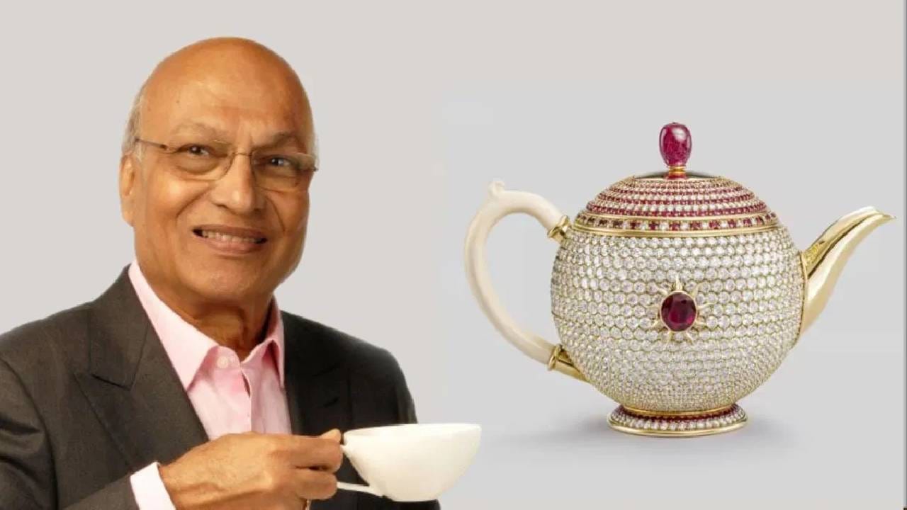 या चमकदार चहाच्या भांड्याने 2016 पासून आतापर्यंत जगातील सर्वात महागड्या चहाच्या भांड्याचा जागतिक विक्रम आपल्या नावावर ठेवला आहे. ब्रिटीश-भारतीय अब्जाधीश निर्मल सेठिया यांच्या एन सेठिया फाउंडेशनने हा ‘द इगोईस्ट’ नावाचा टीपॉट बनवला आहे. हे सुंदर भांडं इट इटालियन जौहरी फुल्वियो स्कावियाने डिझाइन केलं होतं.