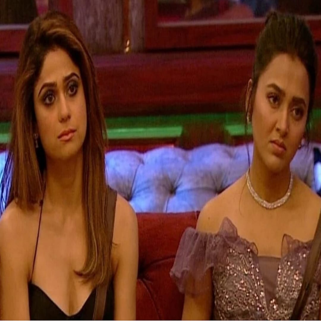 तेजस्वी आणि शमिता शेट्टी : बिग बॉस सीझन 15 मध्ये शमिता शेट्टी आणि तेजस्वी प्रकाश यांच्यात अनेक भांडणे झाली. एका टास्क दरम्यान शमिता करणला मसाज देत होती. त्यावेळी तेजस्वीला ते अजिबात आवडले नव्हते तेव्हा त्यांच्यात वाद झाले.  तेजस्वी आणि शमिता यांच्यातील भांडणामुळे घरात अनेकदा गोंधळ उडायचा.