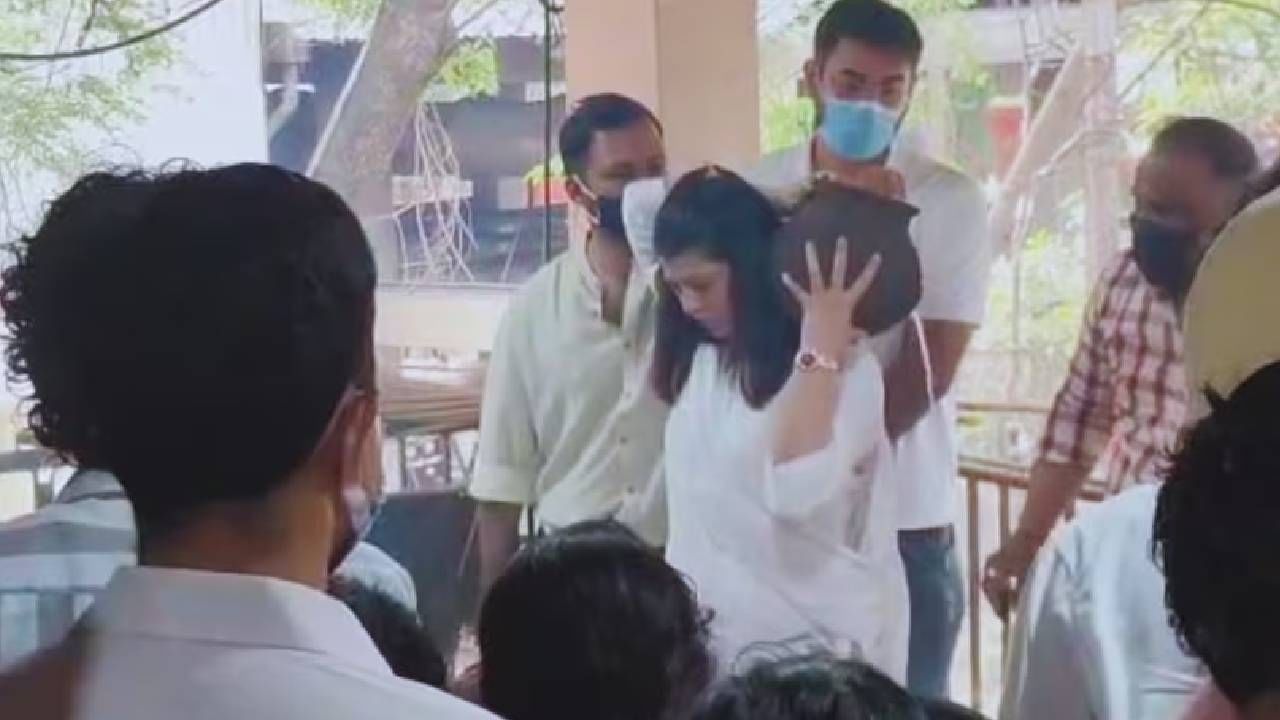 ज्योती चांदेकर यांच्या पश्चात अभिनेत्री तेजस्विनी पंडितसह दोन मुली आहेत. तेजस्विनीनेच ज्योती यांना मुखाग्नी दिला. 
