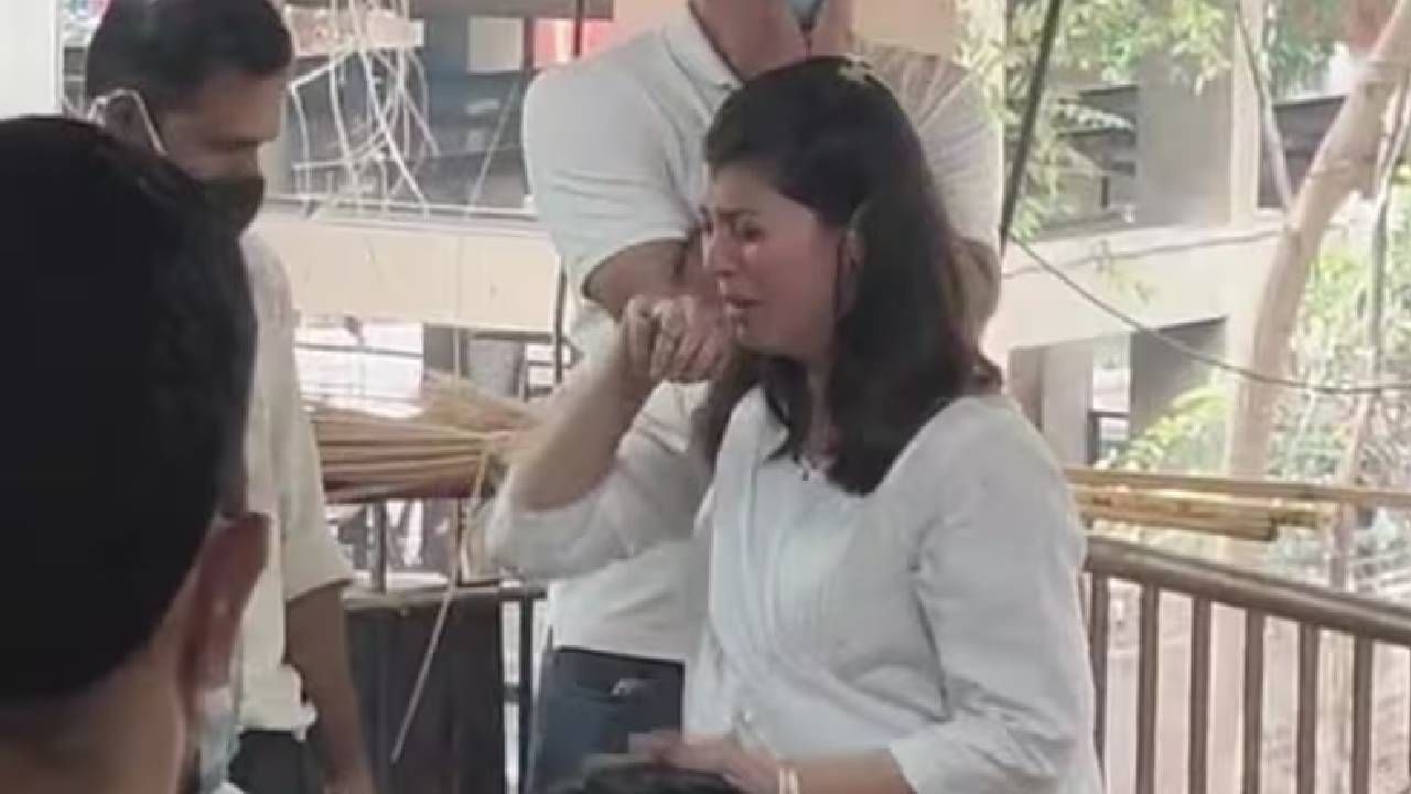 आईला अखेरचा निरोप देताना तेजस्विनीला अश्रू अनावर झाले. सोशल मीडियावरील पोस्टद्वारे किंवा विविध मुलाखतींमध्ये तेजस्विनी तिच्या आईविषयी अनेकदा मोकळेपणे व्यक्त व्हायची. 
