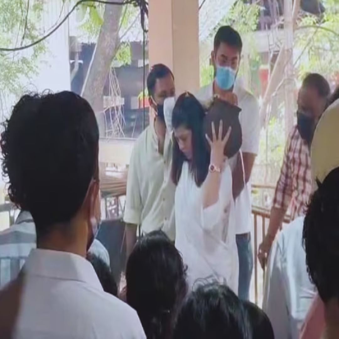 पुण्यात त्यांच्या पार्थिवावर आज अंत्यसंस्कार करण्यात आले. आईच्या पार्थिवावर अंत्यसंस्कार करताना अभिनेत्री तेजस्विनी पंडितने अंत्यविधी केला. यावेळी तिनेच आईला मुखाग्नी दिला.