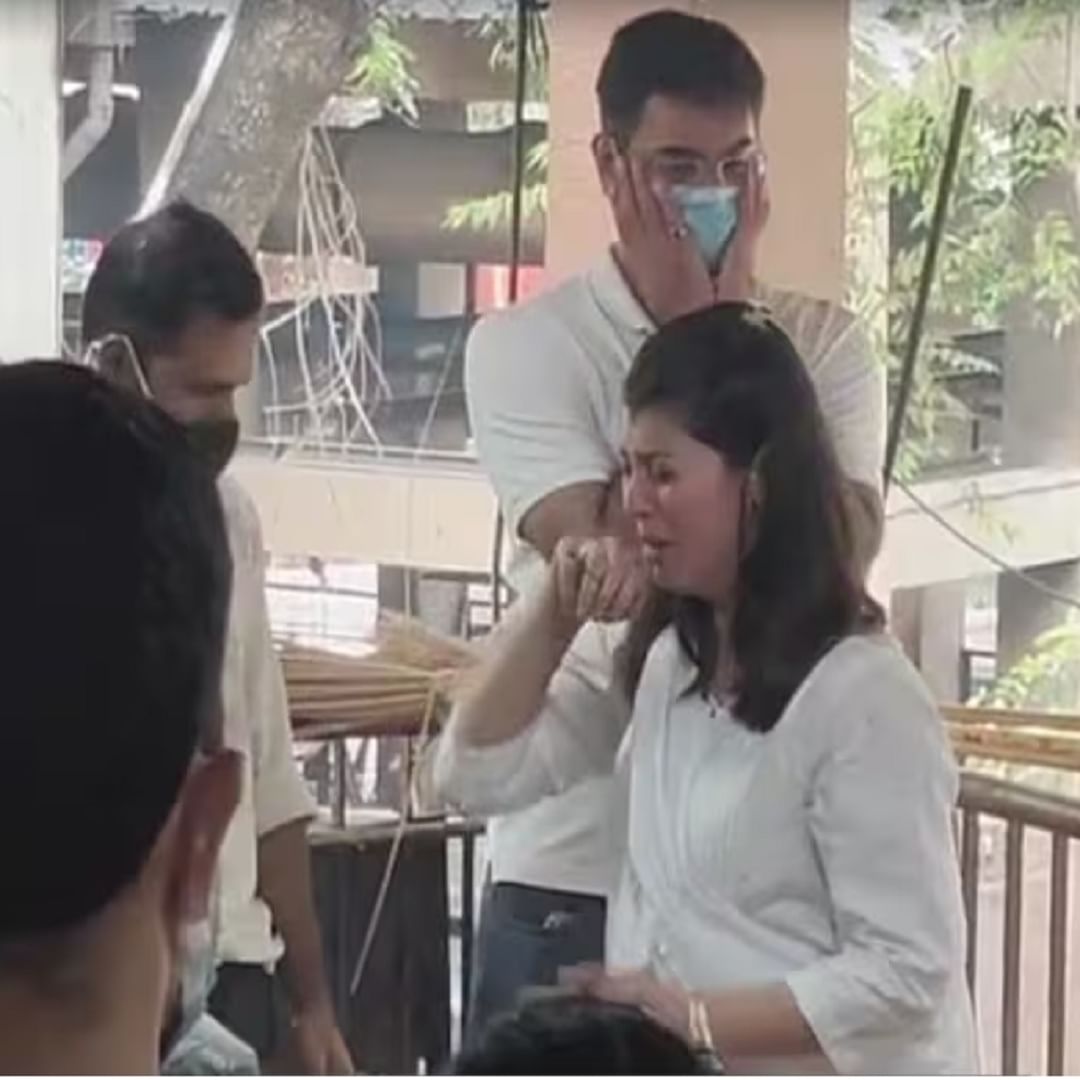 आईला निरोप देताना तेजस्विनी पंडितच्या तोंडून फक्त 'आई' एवढाच शब्द आला आणि तिला अश्रू अनावर झाले. 