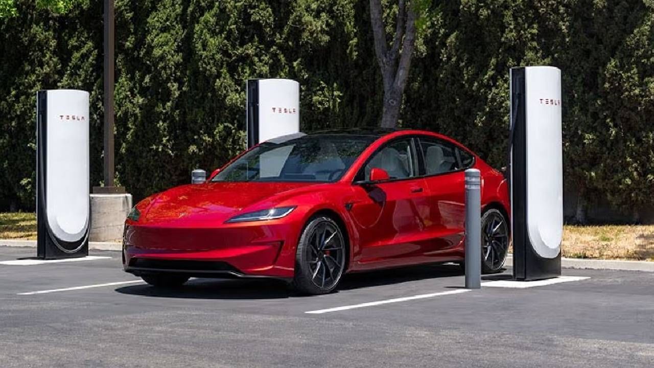 अमेरिकन इलेक्ट्रिक कार उत्पादक कंपनी टेस्लाने अधिकृतपणे भारतीय बाजारपेठेत प्रवेश केला आहे. 15 जुलै रोजी या जगविख्यात कंपनीने मुंबईत आपला पहिला शोरुम सुरू केला. आता टेस्ला देशाची राजधानी दिल्लीत आपला दुसरा शोरुम उघडणार आहे. 
