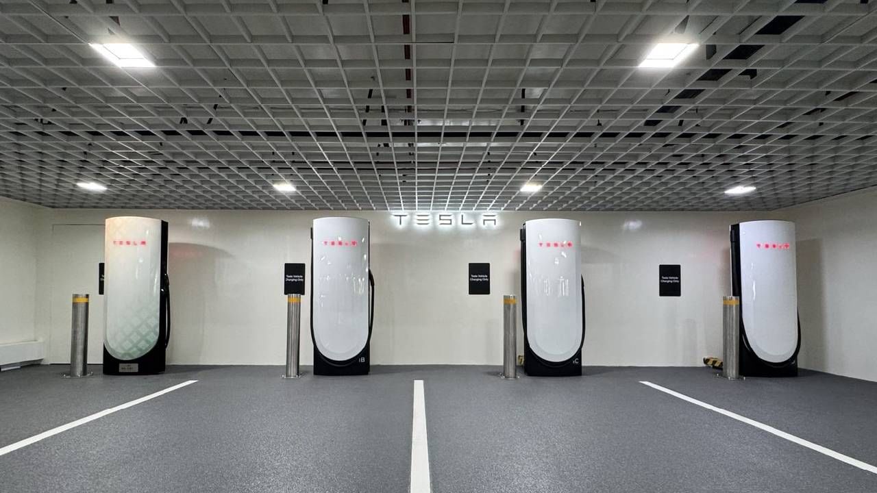 250 kW चा सुपरचार्जर 24 रुपये प्रति kWh, तर डेस्टिनेशन चार्जर 14 रुपये प्रति kWh दराने चार्जिंगची सुविधा प्रदान करणार आहे. गेल्या महिन्यात टेस्लाने भारतात त्यांची पहिली कार टेस्ला मॉडेल Y ला लाँच केलं होतं. याची किंमत 59.89 लाख रुपयांपासून (एक्स -शोरुम, मुंबई) सुरु होते. जास्त आयात शुल्कामुळे या कारची किंमत अधिक आहे.  
