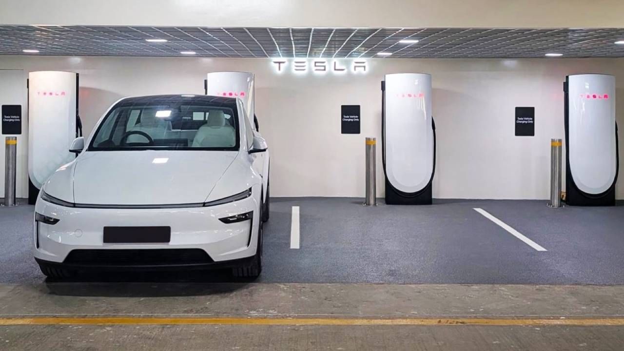 मुंबईप्रमाणेच या शोरुममध्येही ग्राहकांसाठी गाड्यांचं प्रदर्शनदेखील असेल. टेस्लाने नुकतंच मुंबईत त्यांचं सुपरचार्जिंग स्टेशन लाँच केलं. जिथे 250 किलोवॅट तासाचा डीसी फास्ट चार्जर आणि 11 किलोवॅट तासाचा डेस्टिनेशन चार्जर उपलब्ध आहे. 
