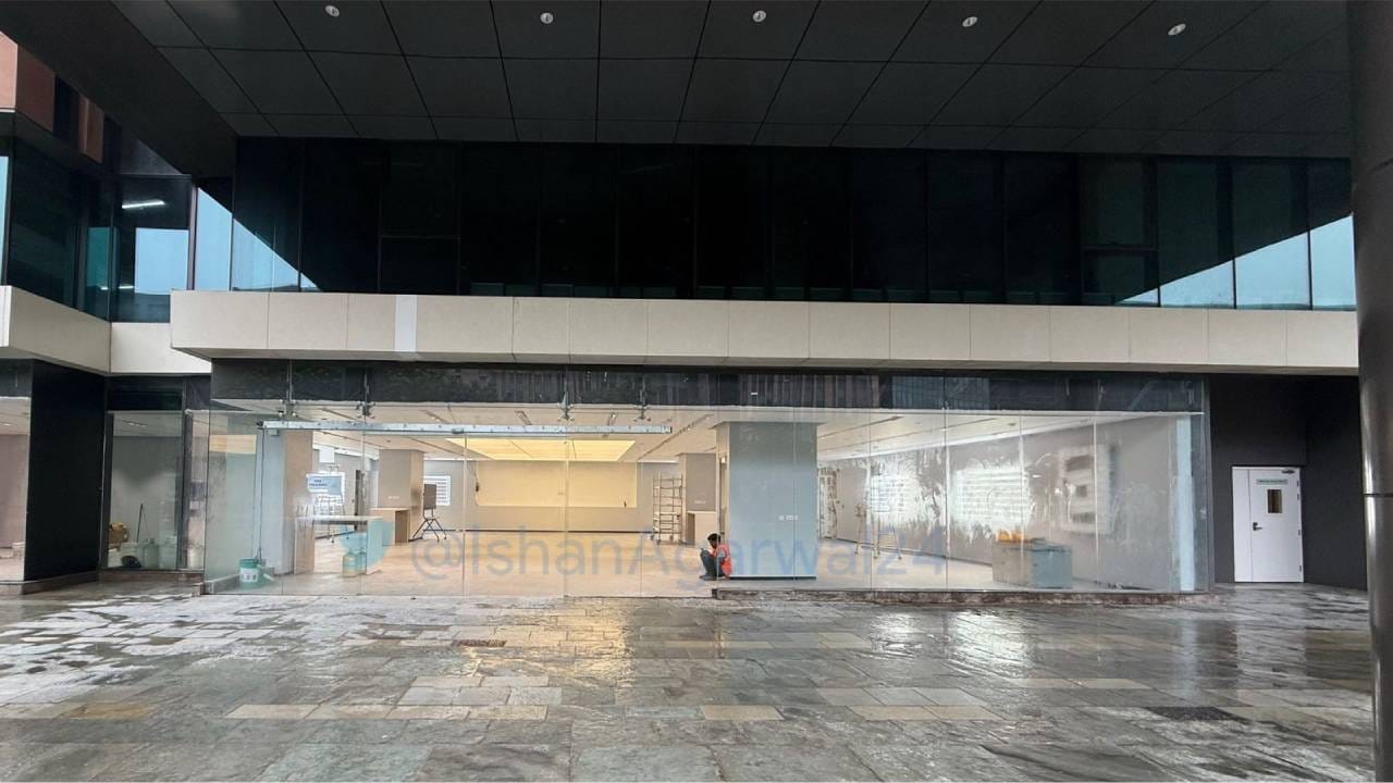 हे नवीन शोरुम येत्या 11 ऑगस्ट रोजी दिल्ली-गुरुग्राम सीमेवर असलेल्या एरोसिटीमधील वर्ल्डमार्क 3 इथं सुरू होणार आहे. अलीकडेच या नवीन टेस्ला शोरुमचे काही फोटो सोशल मीडियावर व्हायरल झाले आहेत. 
