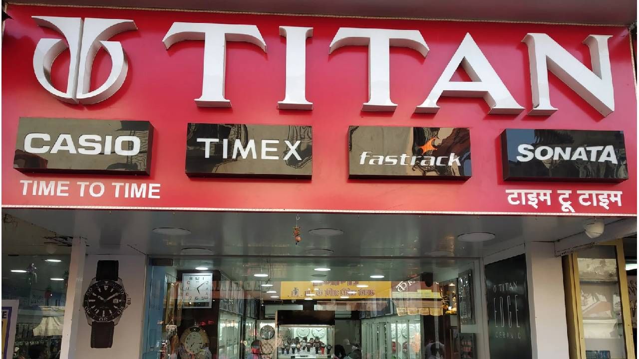 टाइमेक्स ही एक जागतिक अमेरिकन घड्याळ उत्पादक कंपनी आहे. भारतात या घड्याळाच्या कंपनीची मोठी उलाढाल आहे आणि अनेक भारतांची ही आवडती कंपनी आहे. 