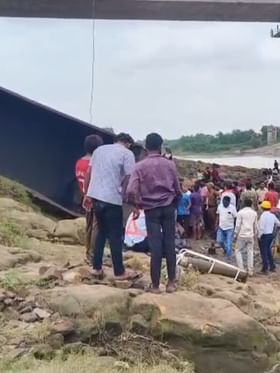 यवतमाळ : कोळसा वाहतूक करणारा ट्रक नदीपात्रात कोसळला