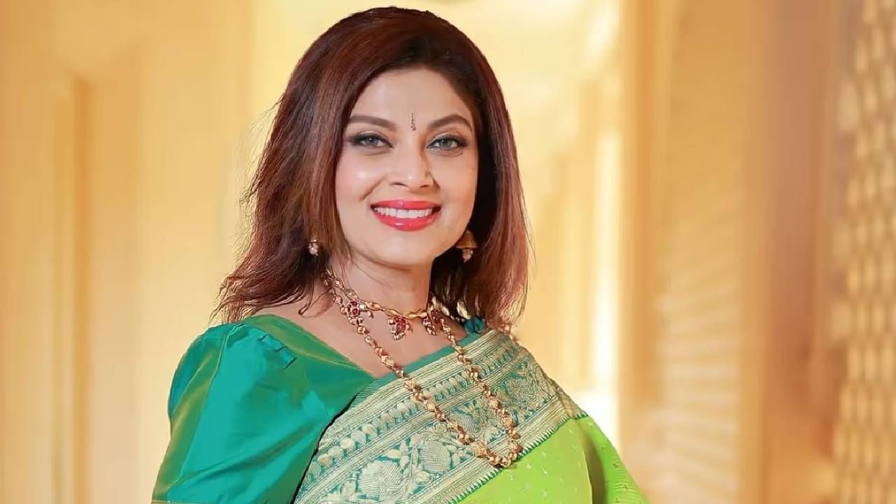 अभिनेत्री वर्षा उसगांवकर यांनी मोठा काळ अभिनय क्षेत्रात गाजवलाय. मात्र, त्यांचे खासगी आयुष्यही कायमच चर्चेत राहिलेले आहे. त्या बिग बॉस मराठीही सहभागी झाल्या होत्या.