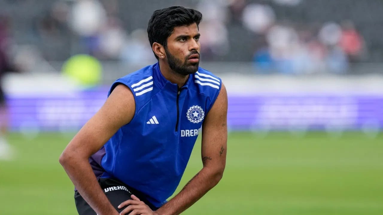 वॉशिंग्टन सुंदर : वॉशिंग्टन सुंदर याने फिरकी बॉलिंगसह बॅटिंगनेही आपली छाप सोडलीय. वॉशी इंग्लंड विरूद्धच्या मालिकेसाठी संघात होता. मात्र आता त्याला संधी दिली नाही. निवड समितीने वॉशीऐवजी अक्षर पटेल याला संधी दिली आहे. तर वॉशीला राखीव म्हणून संधी दिलीय.  (Photo Credit : PTI)