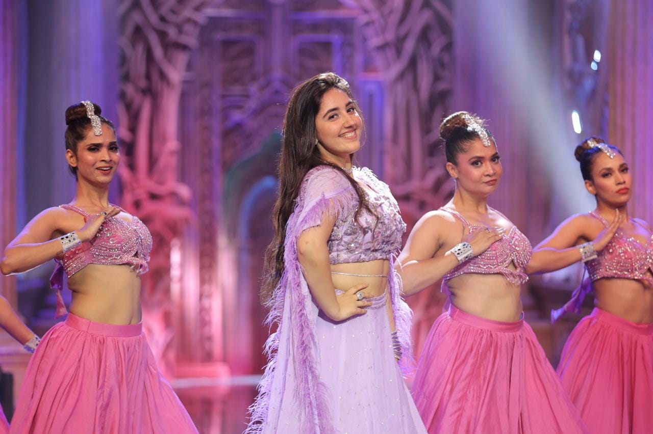 बिग बॉस 19 ची  पहिली स्पर्धक आली ही चाइल्ड आर्टिस्ट आहे. अशनूर कौर या सीझनची पहिली स्पर्धक बनली आहे. तिने डान्स करत स्टेजवर एन्ट्री केली. अशनूर कौरने  चाइल्ड आर्टिस्ट म्हणून चित्रपटांमध्ये आणि हिंदी मालिकांमध्ये काम केलं आहे. 