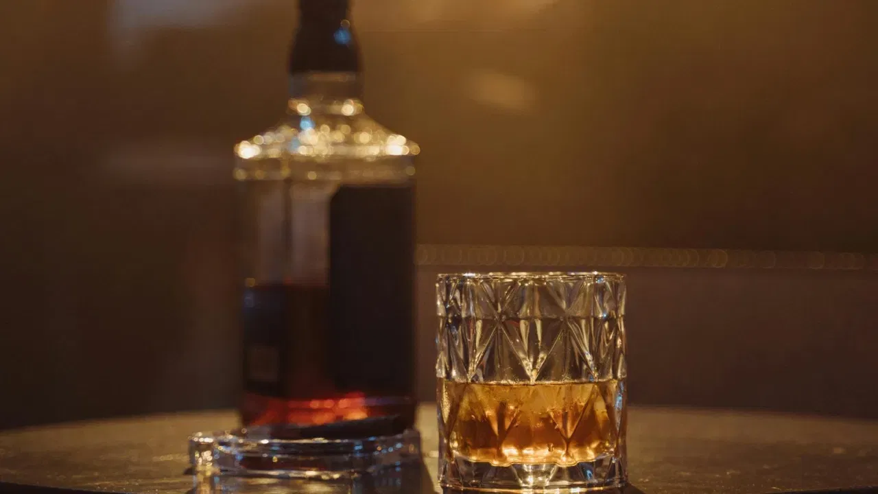 नुकत्याच झालेल्या एका स्वीडिश अभ्यासातून असे दिसून आले आहे की, योग्य मात्रेत पाणी मिसळल्याने तुम्हाला चव घेण्यासाठी अनेक प्रकारचे कंपाउंड मिळू शकतात. स्कॉच व्हिस्की उद्योगात चव आणि सुगंधाच्या विश्लेषणासाठी व्हिस्कीला 20 टक्के ABV (अंदाजे अर्धी व्हिस्की, अर्धे पाणी) पर्यंत पातळ करणे सामान्य आहे.