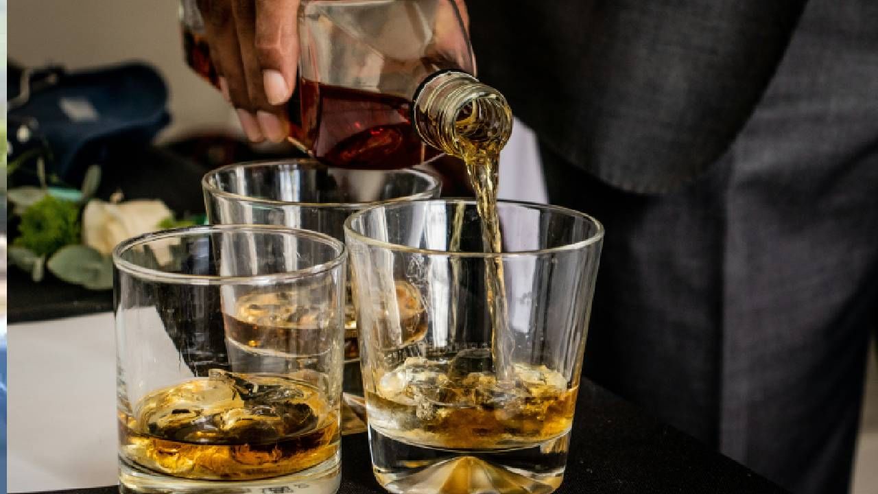 जर तुम्ही 20 टक्क्यांपेक्षा जास्त पाणी मिसळले तर व्हिस्कीतील सर्व फ्लेवर्स एकत्र मिसळतात, ज्यामुळे त्यातील अनेक सूक्ष्म चवी वेगळ्या जाणवत नाहीत आणि पिण्याचा आनंद कमी होतो. 