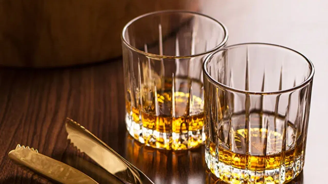 लक्षात ठेवा, व्हिस्कीमध्ये पाण्याची बरोबर किंवा चुकीची मात्रा घालण्याचा कोणताही नियम नाही, मग ती कितीही असो. व्हिस्कीमध्ये पाणी मिसळणे ही वैयक्तिक पसंती आहे आणि ती तुमच्या स्वतःच्या आवडीवर अवलंबून आहे. परंतु एक सामान्य नियम म्हणून, हे तुमच्या व्हिस्कीतील अल्कोहोलच्या मात्रेवर अवलंबून आहे. शेवटी, याच गोष्टीला महत्त्व आहे की तुम्ही तुमच्या आवडीप्रमाणे व्हिस्कीचा आनंद घेण्याचा एक (किंवा अनेक) मार्ग शोधा.