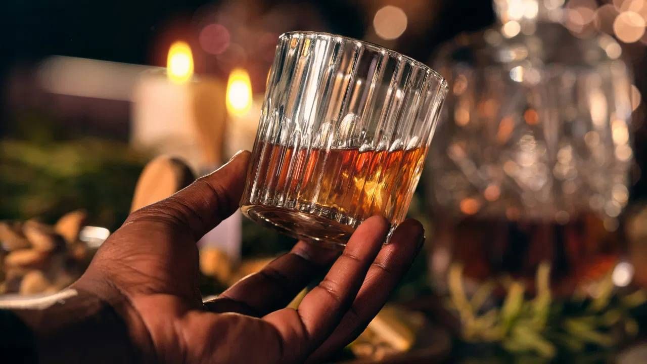 काही जणांच्या मते, व्हिस्कीत बर्फ टाकल्याने पिताने वेगळा सुगंध सुटतो. जसा बर्फ वितळतो तसा त्याचा फ्लेवर आणखी चांगला होत जातो. त्यामुळे पिण्याची अनुभूती वेगळी होत जाते. आता वाइनमध्ये बर्फ न घालण्याचं कारण काय? जाणून घ्या तज्ज्ञांकडून (Pic: Pixabay/Unsplash)