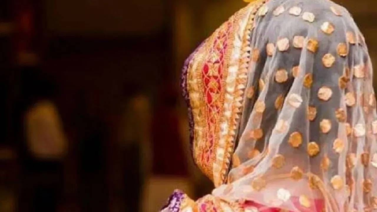 नवरा गाढ झोपेत असताना बायकोने असं काम केलं की...सासऱ्याने सांगितला सुनेचा प्रताप नवरा गाढ झोपेत असताना बायकोने असं काम केलं की...सासऱ्याने सांगितला सुनेचा प्रताप