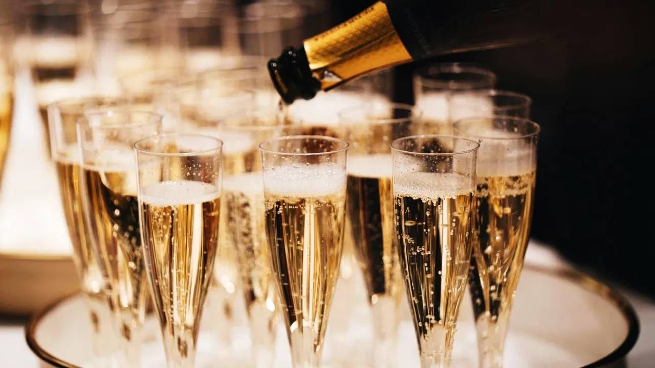 शॅम्पेन तयार करण्यासाठी द्राक्ष एका मोठ्या टाकीत ठेवली जातात आणि फर्मेटेशन प्रक्रियेतून जावं लागतं. यानंतर ही प्रक्रिया बाटलीत वारंवार केली जाते. 15 महिन्यांसाठी ती तशीच ठेवली जाते. त्यानंतर त्यात काही गोष्टी मिसळल्या जातात. पुन्हा काही महिने स्टोर केल्यानंतर विक्री केली जाते. वाइन तीन वेळा स्टोर केली जाते आणि थंड केली जाते. त्यानंतर यीस्ट आणि साखर मिसळली जाते. (Pic: Unsplash)