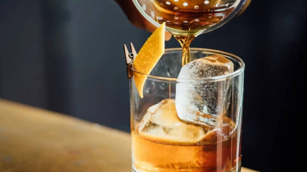 वाईन तयार करण्यासाठी जगभरातील कोणत्याही प्रजातींचा वापर केला जातो. ही द्राक्ष जगातील वेगवेगळ्या भागातून मागवली जातात. पण त्यात शॅम्पेन शहरातील द्राक्ष नसतात. वाईन आणि शॅम्पेन तयार करण्याची पद्धतही वेगळी आहे. (Pic: Unsplash)