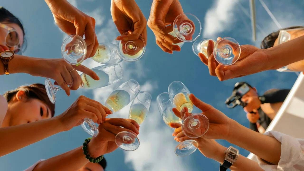 स्पार्कलिंग वाइन आणि शॅम्पेनमध्ये मोठा फरक हा ती कुठे तयार केली आहे यावरून ठरतो. फ्रान्समधील शॅम्पेन शहरात तयार केली असेल शॅम्पेन म्हंटलं जाते. तुम्ही जर शॅम्पेन खरेदी केली तर त्याच्या लेबलवर फ्रान्स शहरात तयार केल्याचं नमूद केलेलं असतं. या व्यतिरिक्त इतर ठिकाणी तयार केलेल्या वाइनला शॅम्पेन म्हणता येणार नाही. त्यासाठी स्पार्कलिंग वाइन हा शब्द योग्य ठरेल. पण सहजा वाइन हा शब्द प्रचलित आहे. (Pic: Unsplash)