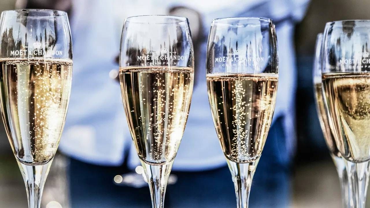 शॅम्पेनच्या तुलनेच वाइनची टेस्ट गोड आणि फळासारखी लागते. तर ड्राय वाइन घेणारे लोकं शॅम्पेनला अधिक पसंती देतात. पण कोणत्याही स्वरुपाती अल्कोहोल शरीरासाठी घातक आहे हे लक्षात ठेवणं गरजेचं आहे. (Pic: Unsplash)