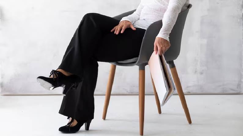 जर तुम्हाला वाटत असेल की हे फक्त आरामासाठी केले जाते, तर तुम्ही चुकीचे आहात. यातून तुमचे व्यक्तिमत्त्व दिसून येते. बॉडी लँग्वेज तज्ज्ञांच्या मते, पाय क्रॉस करण्याची पद्धत (Legs crossing) अनावधानाने समोरच्या व्यक्तीला काही सायलेंट सिग्नल पाठवते. आत्मविश्वासापासून फ्लर्टिंगपर्यंत, ही सवय तुमच्याबद्दल बरेच काही सांगते, ज्याबद्दल तुम्हाला कदाचित माहितीही नसेल.